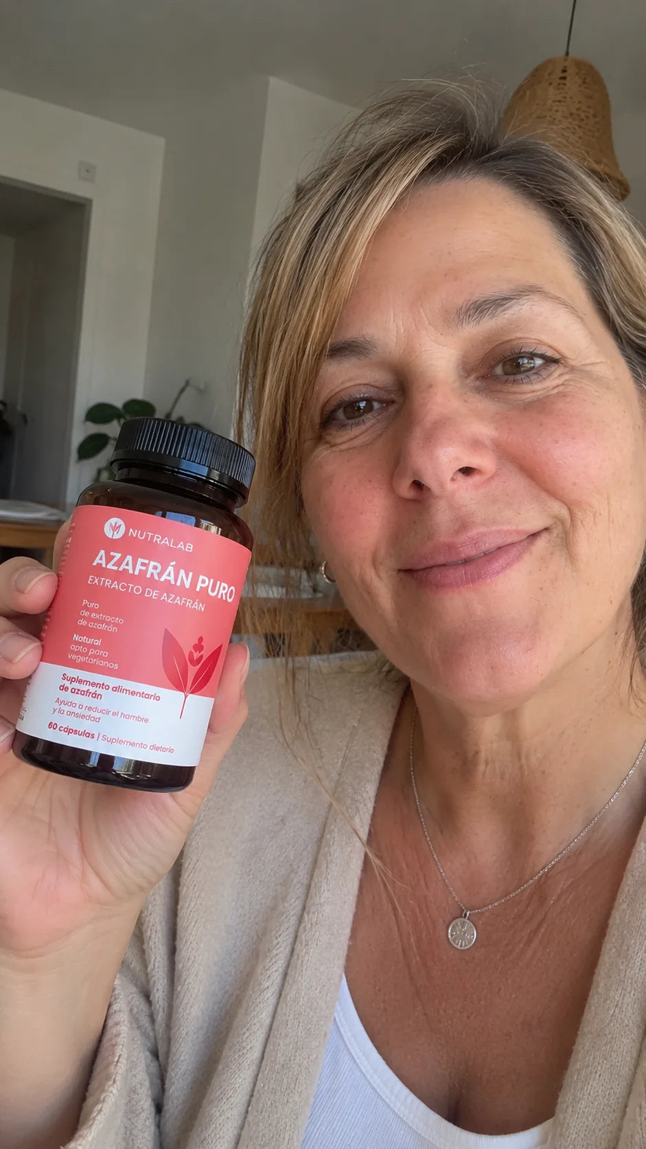 Mujer con un frasco de NUTRALAB Azafrán Puro